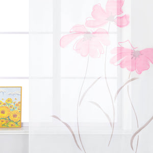 Das Bild zeigt einen Vorhang mit bedruckten, pinken Blumenmustern. Der Vorhang ist halbtransparent, und das Design ist schlicht und elegant. Auf dem Fensterbrett steht ein lebendiges Gemälde, das ebenfalls Blumenmuster zu zeigen scheint. Insgesamt vermittelt die Szene ein frisches und sanftes Gefühl.