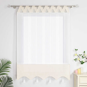 Beige und weisse Raffrollo Gardine mit Quasten und Schlaufen, vollständig geschlossene Raffrollo-Gardinen zur vollständigen Abdeckung des Fensters - perfekt für eine stilvolle Fensterdekoration.