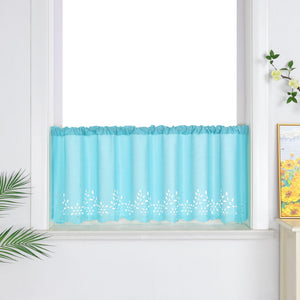 Die blaue Scheibengardine mit Lochmuster hängt sanft vor dem Fenster im Wohnzimmer. Umgeben von grünen Blättern und einer dekorativen Wandmalerei schafft sie eine ruhige und harmonische Atmosphäre.