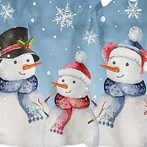 Der Schneemann auf der Weihnachts-Scheibengardine ist liebevoll gestaltet und trägt eine festliche rote Mütze und eine gestreifte Schal. Diese Details wurden präzise mit Drucktechnik auf den Stoff aufgebracht, wodurch der Schneemann lebendig wirkt und eine besonders gemütliche und fröhliche Atmosphäre schafft. Die Schneeflocken, die um den Schneemann verteilt sind, verstärken das winterliche Gefühl und machen die Gardine zu einem echten Blickfang.