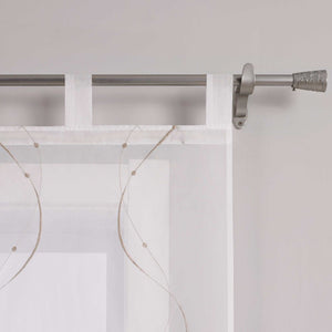 Das Bild zeigt Details der Schlaufen der weissen Gardine. Die Gardine hat feine sandfarbene Nähte, die in Wellenform verlaufen, und am Ende befinden sich kleine Punkte. Die Gardine ist gleichmäßig an einer Metallstange mit weissen Schlaufen aufgehängt. Die Nähte sind ordentlich verarbeitet, und das Material wirkt hochwertig.