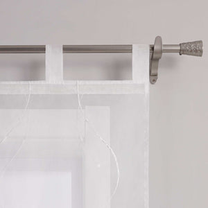 Das Bild zeigt die Details der Schlaufen einer weissen Gardine. Die Gardine ist mit feiner weisser Naht in Wellenform und kleinen Punkten am Ende verziert. Sie haengt mithilfe gleichmaessiger weisser Schlaufen an einer Metallstange. Die Naehte sind sauber verarbeitet und das Material wirkt hochwertig.
