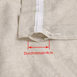 Dies ist ein Detailbild des Vorhangstoffs, das den Bereich des Vorhangs mit der Aufhängung zeigt. Der Durchmesser des Durchzugslochs beträgt 4 cm, was die Anpassung an Vorhangstangen der entsprechenden Größe erleichtert. Der Stoff hat eine cremeweiße Farbe und erinnert an Leinen.