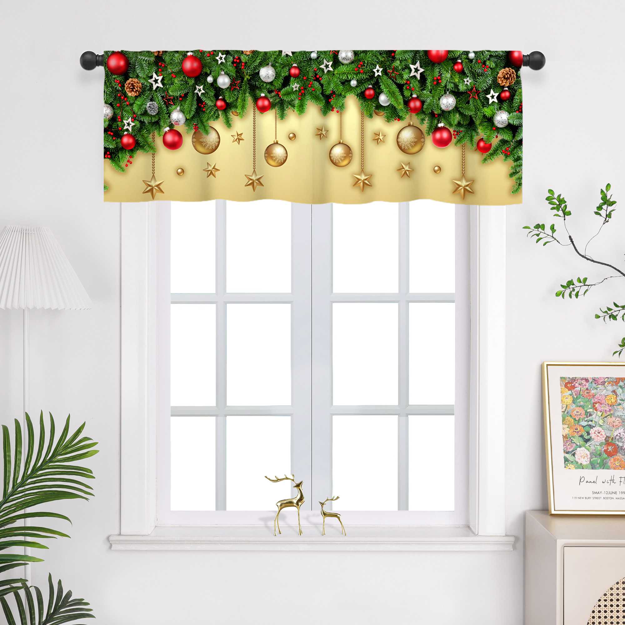 Die gelbe Weihnachts-Scheibengardine mit grünen Tannenbäumen und festlichen Weihnachtsdekorationen bringt sofort eine fröhliche Atmosphäre in den Raum. Sie hängt elegant vor einem weißen Fenster und lässt durch den Lichtschutz eine gemütliche Weihnachtsstimmung entstehen. Die weiße Wand und die grünen Pflanzen im Raum verstärken das harmonische Zusammenspiel von warmem Gelb und grünem Tannengrün – perfekt für eine festliche und einladende Weihnachtsdekoration.