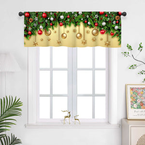 Die gelbe Weihnachts-Scheibengardine mit grünen Tannenbäumen und festlichen Weihnachtsdekorationen bringt sofort eine fröhliche Atmosphäre in den Raum. Sie hängt elegant vor einem weißen Fenster und lässt durch den Lichtschutz eine gemütliche Weihnachtsstimmung entstehen. Die weiße Wand und die grünen Pflanzen im Raum verstärken das harmonische Zusammenspiel von warmem Gelb und grünem Tannengrün – perfekt für eine festliche und einladende Weihnachtsdekoration.