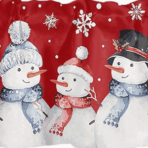 Im mittleren Bereich der roten Weihnachts-Scheibengardine befindet sich ein Schneemann mit einem festlichen roten Schal. Der Schneemann ist detailliert und lebendig gedruckt, umgeben von sanften Schneeflocken, die eine winterliche und festliche Atmosphäre schaffen. Der rote Schal und die klaren Schneeflocken fügen sich perfekt in das weihnachtliche Design ein und bringen die festliche Stimmung in den Raum.