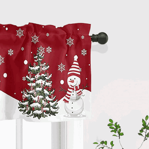 Auf der rechten Seite der Gardine sind weitere Schneeflocken sowie ein Schneemann mit rotem Schal zu sehen, die das weihnachtliche Design ergänzen. Die Motive sind klar und lebendig gedruckt, was der Gardine eine harmonische und festliche Ausstrahlung verleiht.