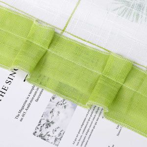 Dies ist ein grüner gefältelter Dekorierband, dessen Material Polyester ist. Es hat feine Nahten am Rand und regelmäßige Faltenstrukturen, mit einer frischen Farbe.
