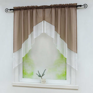 Seitenansicht eines Fensters mit braunen, halbtransparenten Gardinen, die diagonal und symmetrisch geschnitten sind. Auf der Fensterbank steht eine kleine grüne Topfpflanze mit zartgrünem Hintergrund.