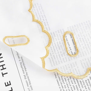 Die goldene Wellenkante ist präzise genäht und verleiht dem Design eine elegante und festliche Ausstrahlung.