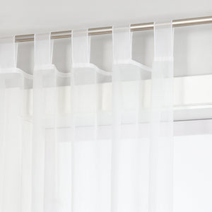Das Bild zeigt eine Vorhangstange, an der weiße Voile-Vorhänge hängen. Die Vorhänge sind mit Haken an der Stange befestigt, und durch die Voile-Vorhänge ist ein Teil des Fensters sichtbar. Insgesamt vermittelt das Bild einen einfachen und hellen Eindruck.