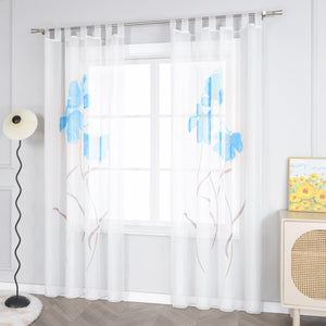 Das Bild zeigt einen weißen Vorhang mit blauen Blumenmustern und braunen Zweigen. Auf der linken Seite des Vorhangs steht eine Stehlampe, und auf der rechten Seite befindet sich ein kleiner Schrank, auf dem ein Gemälde steht.