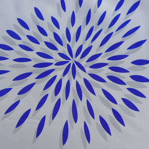 Das blaue Feuerwerksmuster auf der Scheibengardine ist in präziser Drucktechnik aufgebracht. Die lebendigen blauen Muster heben sich deutlich vom Stoff ab und verleihen der Gardine eine festliche und dynamische Ausstrahlung. Die feinen Details der Drucktechnik sorgen für eine klare, scharfe Darstellung des Designs, das den Raum dekorativ bereichert.