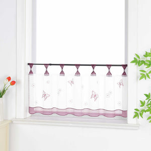 Seitliche Ansicht eines lila transparenten kurzgardine mit dekorativen Perlen an den Aufhängeschlaufen und Schmetterlingsmuster auf der Oberfläche. Der Vorhang hat ein lila Dekoband am unteren Rand und ist vor einem Fenster mit einem Schrank und Blumen als Dekoration aufgehängt.