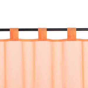 Dies ist eine Nahaufnahme des orangefarbenen kurzen Vorhangs. Der Vorhang ist mit orangefarbenen Stoffringen an einer schwarzen Vorhangstange befestigt. Die Ringe sind gleichmäßig verteilt, und das Material des Vorhangs ist leicht und lichtdurchlässig.