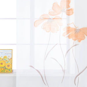 Das Bild zeigt ein Vorhang mit einem orangefarbenen Blumenmuster. Der Vorhang ist halbtransparent, und das Muster ist schlicht und elegant. Auf dem Fensterbrett steht ein Dekorationsbild mit einem leuchtend bunten Sonnenblumenmotiv. Der gesamte Stil ist frisch, hell und vermittelt eine gemütliche Atmosphäre.