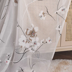 Die transparente Gardine mit Sakura-Muster hängt über einem Schrank und bedeckt die obere Hälfte des Schranks. Im Hintergrund ist der Schrank sichtbar.