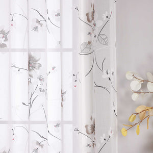 Das Bild zeigt die seitlichen Details des Vorhangs. Auf dem Vorhang sind viele Sakura-Blüten und Zweige abgebildet, während im Hintergrund das Fenster leicht erkennbar ist.