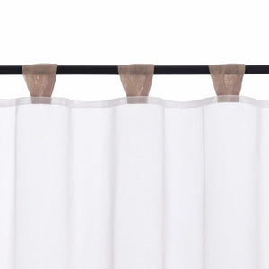 Die braunen Schlaufen werden im Detail gezeigt, während der Vorhang elegant am Vorhangstab hängt. Die dezenten Schlaufen sorgen für eine glatte Aufhängung und verleihen dem Vorhang zusätzlich Stabilität und Stil.