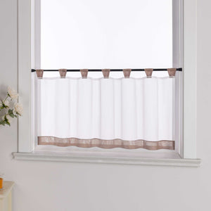 Die braune Scheibengardine hängt vor einem Fenster, während die weiße Hintergrundwand im Hintergrund sichtbar bleibt. Der transparente Vorhang lässt das Licht durch, während er von blumigen Dekorationen an der Seite sanft ergänzt wird, was dem Raum eine leichte und frische Atmosphäre verleiht.