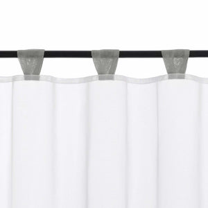 Die grauen Schlaufen werden im Detail gezeigt, während der Vorhang elegant am Vorhangstab hängt. Die dezenten Schlaufen sorgen für eine glatte Aufhängung und verleihen dem Vorhang zusätzlich Stabilität und Stil.