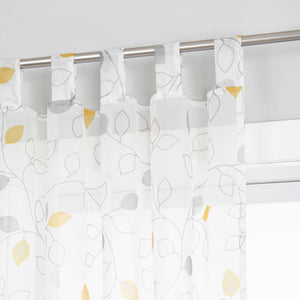 Dies ist ein weißer Voile-Vorhang mit grünen und grauen Blättermustern. Der Vorhang hängt an einer Metallstange vor dem Fenster und wird von grünen Pflanzen und minimalistischen weißen Dekorationsstücken umrahmt. Der Voile bietet eine gute Lichtdurchlässigkeit und sorgt für sanftes Licht im Raum. Das frische Muster verleiht dem Raum eine natürliche Atmosphäre und ist ideal für Schlafzimmer, Wohnzimmer und andere Räume, um die Schönheit und den Komfort des Zuhauses zu steigern.