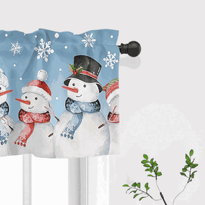 Die rechte Seite der Weihnachts-Scheibengardine zeigt eine schöne Anordnung von Schneeflocken und einem weiteren Schneemann, der ebenfalls mit rotem Schal und Mütze geschmückt ist. Die Schneeflocken sind zart und gleichmäßig verteilt, was der Gardine eine sanfte, winterliche Atmosphäre verleiht. Der Schneemann, in Kombination mit den glitzernden Flocken, schafft ein harmonisches Gesamtbild, das festliche Stimmung in jeden Raum bringt.