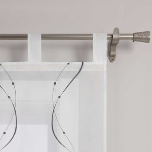 Das Bild zeigt die Details der Gardinenschlaufen. Die Gardine ist mit feinen grauen Naehten in Wellenform und kleinen Punkten am Ende verziert. Sie haengt mithilfe gleichmaessiger weisser Schlaufen an einer Metallstange. Die Verarbeitung an den Naehten ist sauber, das Material wirkt hochwertig.