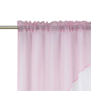 Nahaufnahme der rosa halbtransparenten Gardinen. Der Saum des oberen Teils der Gardinen sorgt für eine gleichmäßige Faltung, während die Gardinen an einer eleganten schwarzen Gardinenstange befestigt sind.