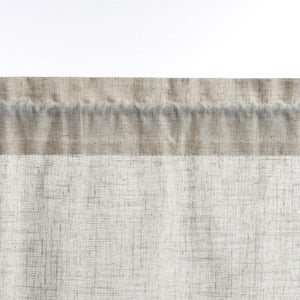 Dies ist ein Detailbild des Vorhangstoffs. Der Stoff hat eine cremeweiße Farbe und eine grobe Textur, die an Leinen erinnert und einen natürlichen, rustikalen Charme ausstrahlt. Die gleichmäßigen Falten am oberen Rand erleichtern das Aufhängen des Vorhangs und sorgen für einen natürlichen Fall, der eine gemütliche Atmosphäre schafft und perfekt für eine minimalistische, natürliche Inneneinrichtung geeignet ist.