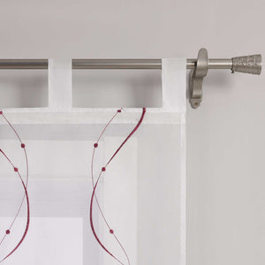 Auf dem Bild ist ein Detail der Schlaufen einer weissen Gardine zu sehen. Die Gardine ist mit feinen, lila wellenfoermigen Naehten versehen, deren Enden kleine Punkte bilden. Die Gardine ist mithilfe gleichmaessiger weisser Schlaufen an einer Metallstange aufgehaengt. Die Naehte sind sauber verarbeitet, das Material wirkt hochwertig.