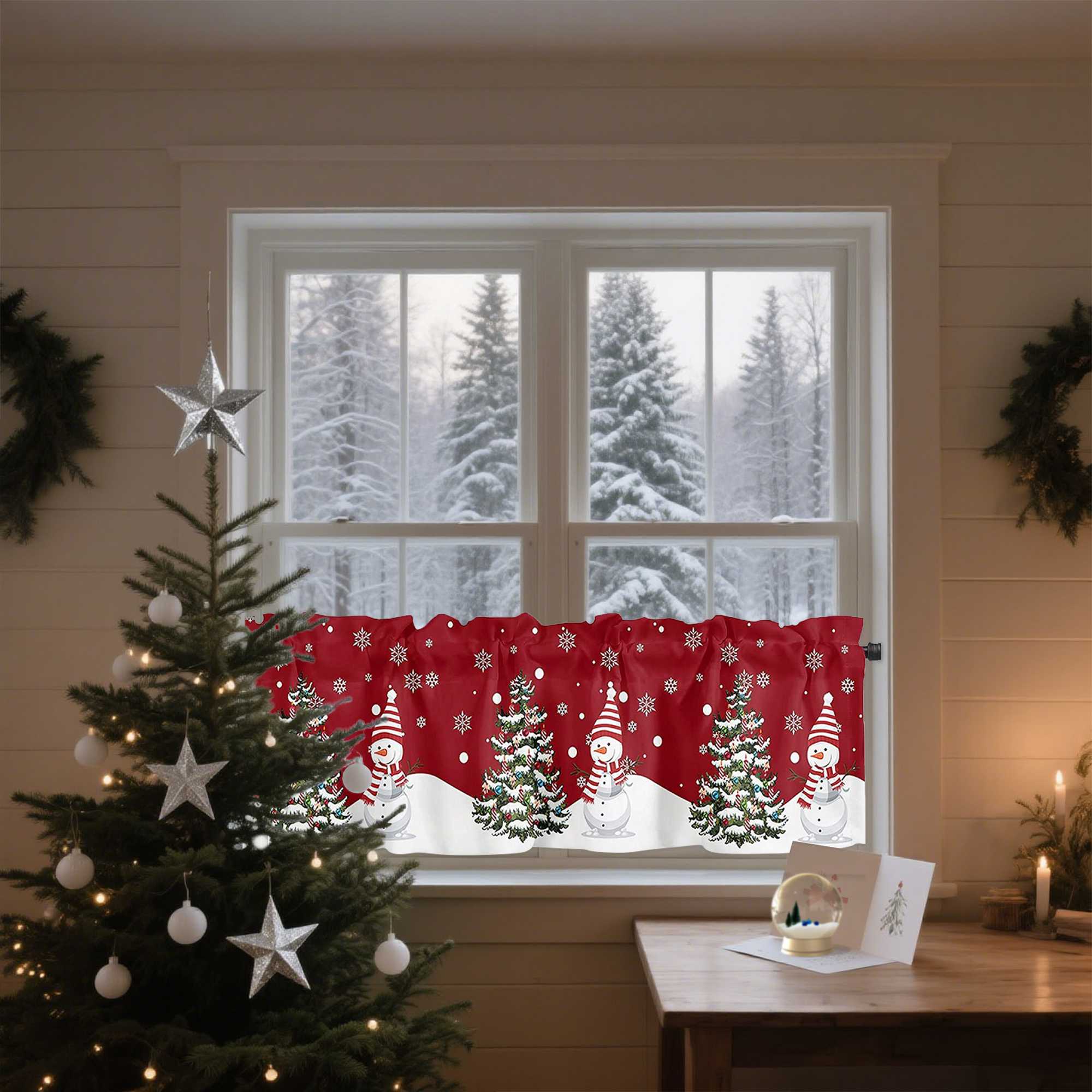 Das Bild zeigt ein gemütliches Zimmer mit einem weihnachtlich dekorierten Fenster. Der Vorhang ist in Rot gehalten und zeigt festliche Schneemänner, die mit Schals und Hüten geschmückt sind, sowie Tannenbäume, die mit Schneeflocken verziert sind. Durch das Fenster ist eine verschneite Landschaft mit hohen Bäumen sichtbar. Im Vordergrund steht ein Weihnachtsbaum mit silbernen Sternen und Kugeln, und auf dem Tisch liegt eine kleine weiße Weihnachtskarte.