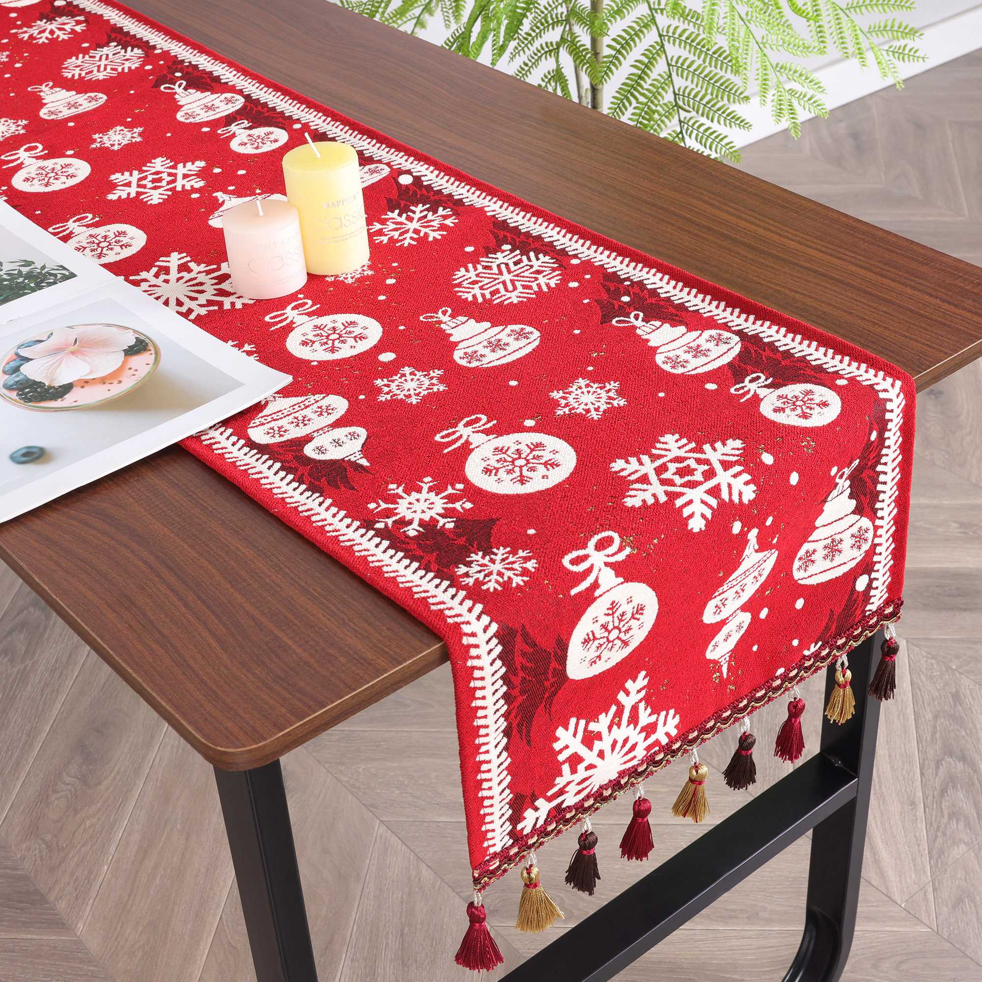 Dieser wunderschöne Weihnachts-Tischläufer mit klassischen Motiven wie Schneeflocken und Weihnachtskugeln sorgt für eine festliche Atmosphäre auf Ihrem Esstisch. Der Tischläufer mit eleganten Quasten am Rand bringt nicht nur einen Hauch von Weihnachten in Ihre Räume, sondern eignet sich auch perfekt als Teil Ihrer Fensterdekoration. Ideal für gemütliche Familienfeiern und festliche Anlässe während der Weihnachtszeit.