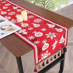 Dieser wunderschöne Weihnachts-Tischläufer mit klassischen Motiven wie Schneeflocken und Weihnachtskugeln sorgt für eine festliche Atmosphäre auf Ihrem Esstisch. Der Tischläufer mit eleganten Quasten am Rand bringt nicht nur einen Hauch von Weihnachten in Ihre Räume, sondern eignet sich auch perfekt als Teil Ihrer Fensterdekoration. Ideal für gemütliche Familienfeiern und festliche Anlässe während der Weihnachtszeit.