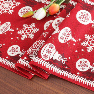 Dieser festliche Tischläufer aus weichem Jacquard-Gewebe besticht durch seine gleichmäßigen und präzise gewebten Muster von Schneeflocken und Weihnachtskugeln. Die feine Textur sorgt für eine angenehme Haptik, während das sorgfältige Design die Weihnachtsatmosphäre perfekt ergänzt. Die weichen Falten des Tischläufers zeigen die hohe Qualität des Stoffes und die saubere Verarbeitung, die es zu einem Highlight auf jedem Esstisch machen. 