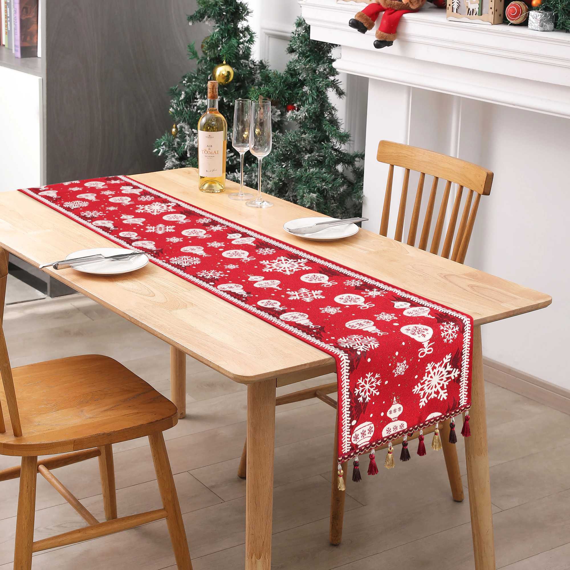 Dieser wunderschöne Weihnachts-Tischläufer in kräftigem Rot mit klassischen Schneeflocken- und Weihnachtsbaum-Designs sorgt für eine festliche Atmosphäre auf Ihrem Tisch. Ideal für festliche Abendessen und Feierlichkeiten während der Weihnachtszeit, schafft er eine gemütliche und elegante Dekoration.