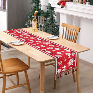 Dieser wunderschöne Weihnachts-Tischläufer in kräftigem Rot mit klassischen Schneeflocken- und Weihnachtsbaum-Designs sorgt für eine festliche Atmosphäre auf Ihrem Tisch. Ideal für festliche Abendessen und Feierlichkeiten während der Weihnachtszeit, schafft er eine gemütliche und elegante Dekoration.