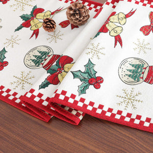 Dieses Bild zeigt einen Weihnachts-Tischläufer, der zusammengefaltet präsentiert wird. Der Tischläufer ist mit klassischen Weihnachtsmotiven wie Glocken, Tannenzweigen, Weihnachtskugeln und Schneeflocken verziert. Der rote Rand und das weiße Hintergrundmuster schaffen einen festlichen und eleganten Look. Die feinen Details und die hochwertige Jacquard-Webtechnik machen diesen Tischläufer zu einem perfekten Accessoire für festliche Tische und Weihnachtsdekorationen.