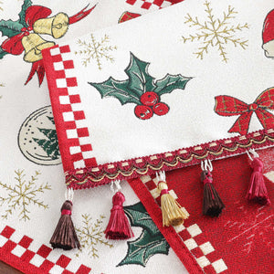 Dieses Bild zeigt die Details eines Weihnachts-Tischläufers mit festlichen Motiven wie Glocken, Weihnachtskugeln, Tannenzweigen und Schneeflocken. Der Tischläufer ist an den Rändern mit einem eleganten, farbigen Fransenbesatz verziert, der zusätzliche Festlichkeit und Charme verleiht. Der rot-weiße Rand sorgt für ein klassisches, weihnachtliches Aussehen, das perfekt in die Feiertagsdekoration passt und Ihrem Esstisch eine stilvolle Note verleiht.