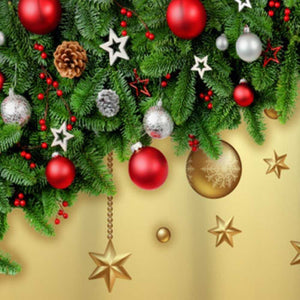Die linke Seite der Weihnachts-Scheibengardine zeigt eine wunderschöne dichte Anordnung von Tannenzweigen, goldenen Sternen und bunten Weihnachtskugeln. Diese festlichen Weihnachtselemente wurden mit präziser Drucktechnik auf den Stoff aufgebracht, was die Farben lebendig und die Details klar hervorhebt. Die grünen Tannenzweige bilden einen harmonischen Rahmen für die leuchtenden Sterne und Kugeln, die der Gardine eine fröhliche und festliche Atmosphäre verleihen.