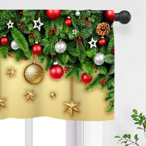 Die rechte Seite der Weihnachts-Scheibengardine zeigt eine wunderschöne dichte Anordnung von Tannenzweigen, goldenen Sternen und bunten Weihnachtskugeln. Diese festlichen Weihnachtselemente wurden mit präziser Drucktechnik auf den Stoff aufgebracht, was die Farben lebendig und die Details klar hervorhebt. Die grünen Tannenzweige bilden einen harmonischen Rahmen für die leuchtenden Sterne und Kugeln, die der Gardine eine fröhliche und festliche Atmosphäre verleihen.