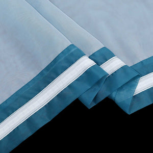 Detail eines blauen halbtransparenten Gardinenstoffs mit deutlich sichtbarem Saum und sauber gefalteten Kanten. der blaue Stoff hat weiße Nähte.
