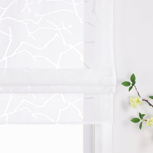 Raffrollos mit einem Muster aus winzigen weißen Ästen oder Zweigen, Detailansicht der unteren Falten des weißen halbdurchsichtigen Raffrollos im hochgezogenen Zustand, neben dem floralen Ornament.