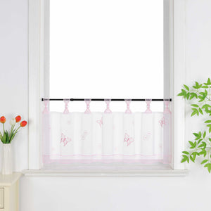 Rosa transparenter Kurzvorhang mit dekorativen Perlen und Schmetterlingsmuster, verziert mit einem rosa Dekoband am unteren Rand, aufgehängt neben einem Fenster mit Blumen und einem Schrank.