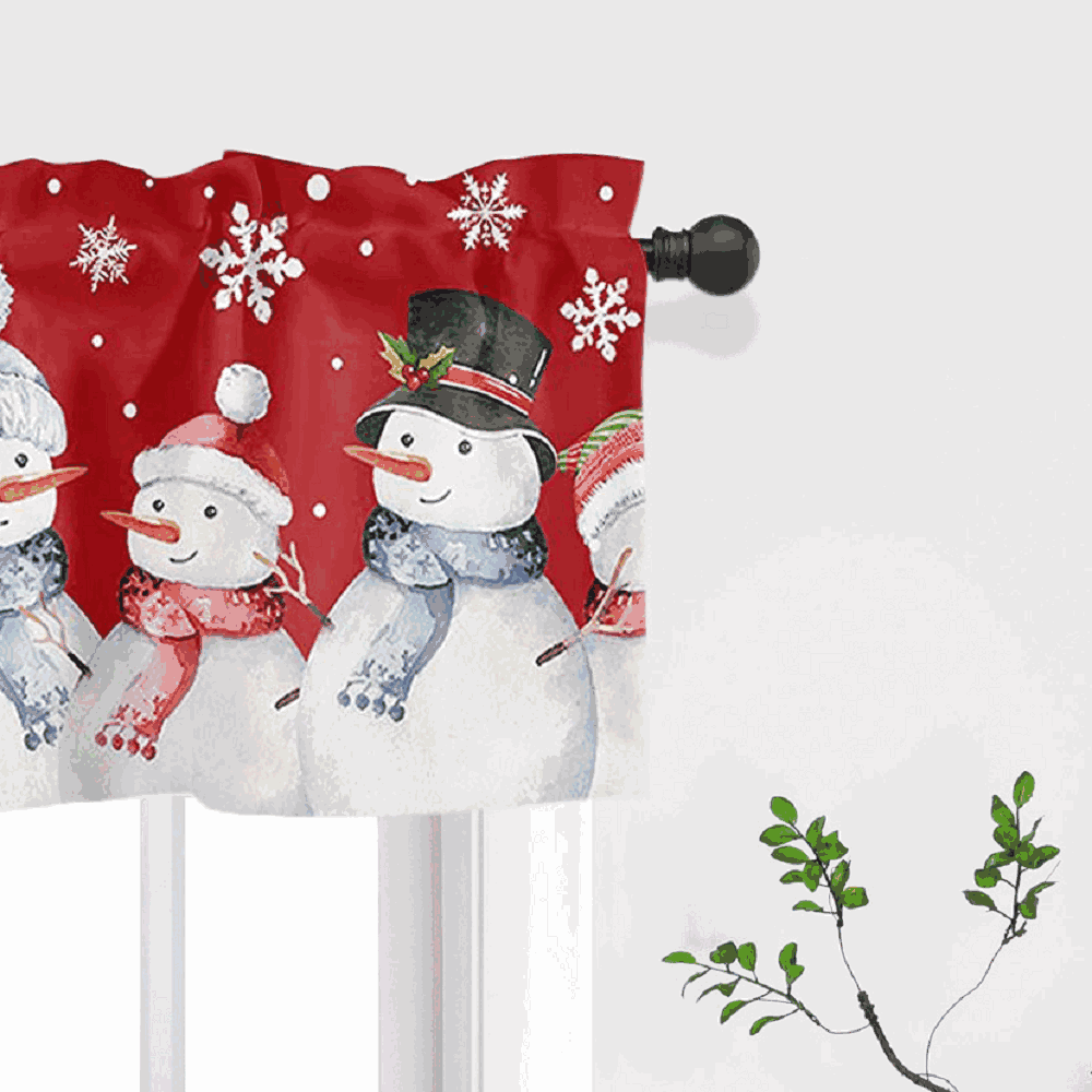 Auf der rechten Seite der roten Weihnachts-Scheibengardine sind weitere Schneeflocken und ein Schneemann mit rotem Schal zu sehen. Die Schneeflocken fallen sanft und ergänzen das festliche Design des Schneemanns. Die Motive sind klar und detailliert gedruckt, wodurch die Gardine eine harmonische und lebendige Ausstrahlung erhält, die die winterliche und festliche Atmosphäre im Raum verstärkt.