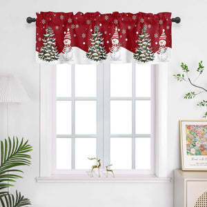 Diese rote Weihnachts-Scheibengardine mit festlich gestalteten Weihnachtsbaum- und Schneemann-Motiven bringt sofort eine warme, weihnachtliche Atmosphäre in Ihr Zuhause. Der rote Hintergrund hebt die detaillierten Schneemänner und den Weihnachtsbaum hervor, die von kleinen, zarten Schneeflocken umgeben sind, die sanft durch den Stoff gleiten. Die Lichtschutzgardine hängt vor einem weißen Fenster, und die weiße Wand sowie die grünen Pflanzen im Raum ergänzen das Design perfekt und schaffen eine harmonische u