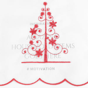 Die rote Weihnachtsbaum-Stickerei ist detailliert und gleichmäßig gearbeitet, mit feinen, präzisen Stichen, die das festliche Design lebendig und edel erscheinen lassen. Jedes Element des Baums, von den Zweigen bis zu den Verzierungen, wurde sorgfältig gestaltet, um eine festliche und einladende Atmosphäre zu schaffen.