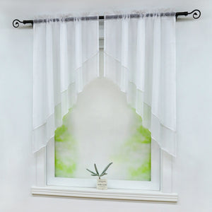 Seitliche Ansicht eines Fensters mit weißen, halbtransparenten Vorhängen, die symmetrisch diagonal geschnitten sind. Eine kleine grüne Pflanze steht dekorativ auf der Fensterbank vor einem weichen, grünen Hintergrund.