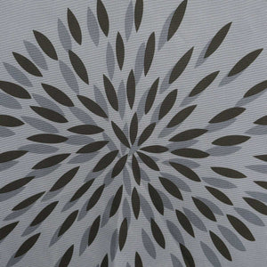 Das braune Feuerwerksmuster auf der Scheibengardine ist klar und präzise bedruckt und wird in voller Detailtreue gezeigt. Die klaren Linien und feinen Details der drucke verleihen der Gardine eine festliche und zugleich elegante Ausstrahlung, die das Raumambiente perfekt ergänzt.