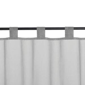 Dies ist eine Nahaufnahme des grauen kurzen Vorhangs. Der Vorhang ist mit grauen Stoffringen an einer schwarzen Vorhangstange befestigt. Die Ringe sind gleichmäßig verteilt, und die Oberfläche des Vorhangs weist feine Texturen auf.